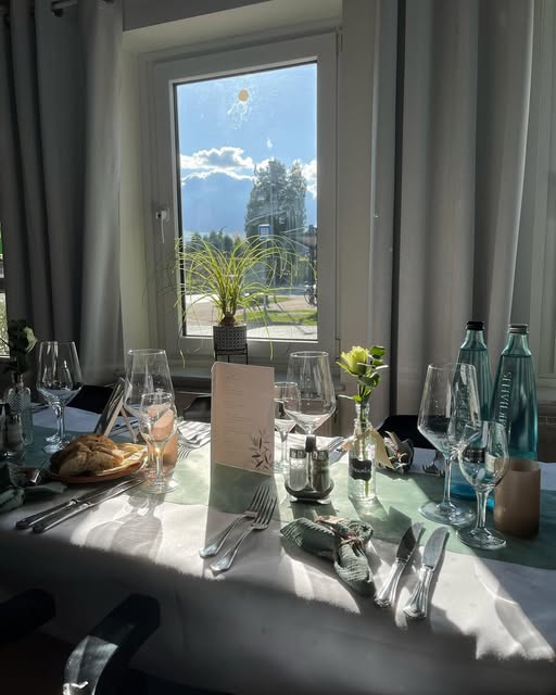 Festlich eingedeckte Tafel für eine Feier im Adam’s