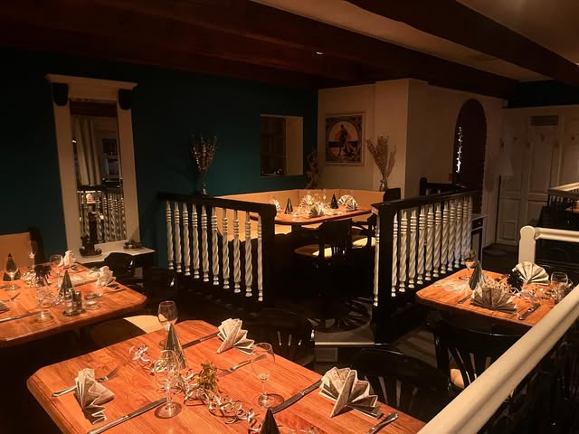 Eingedeckter Gastraum der Adam’s Tapas und Weinlounge
