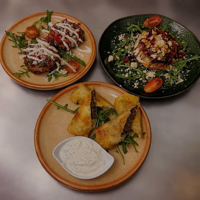 Drei frisch angerichtete Tapas-Teller im Adam’s